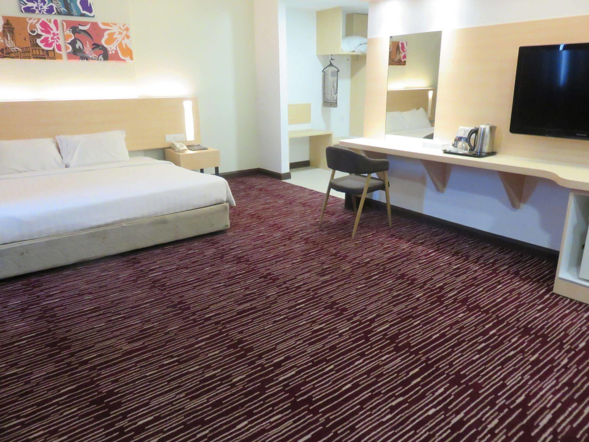 Rhr Hotel Каджанг Экстерьер фото