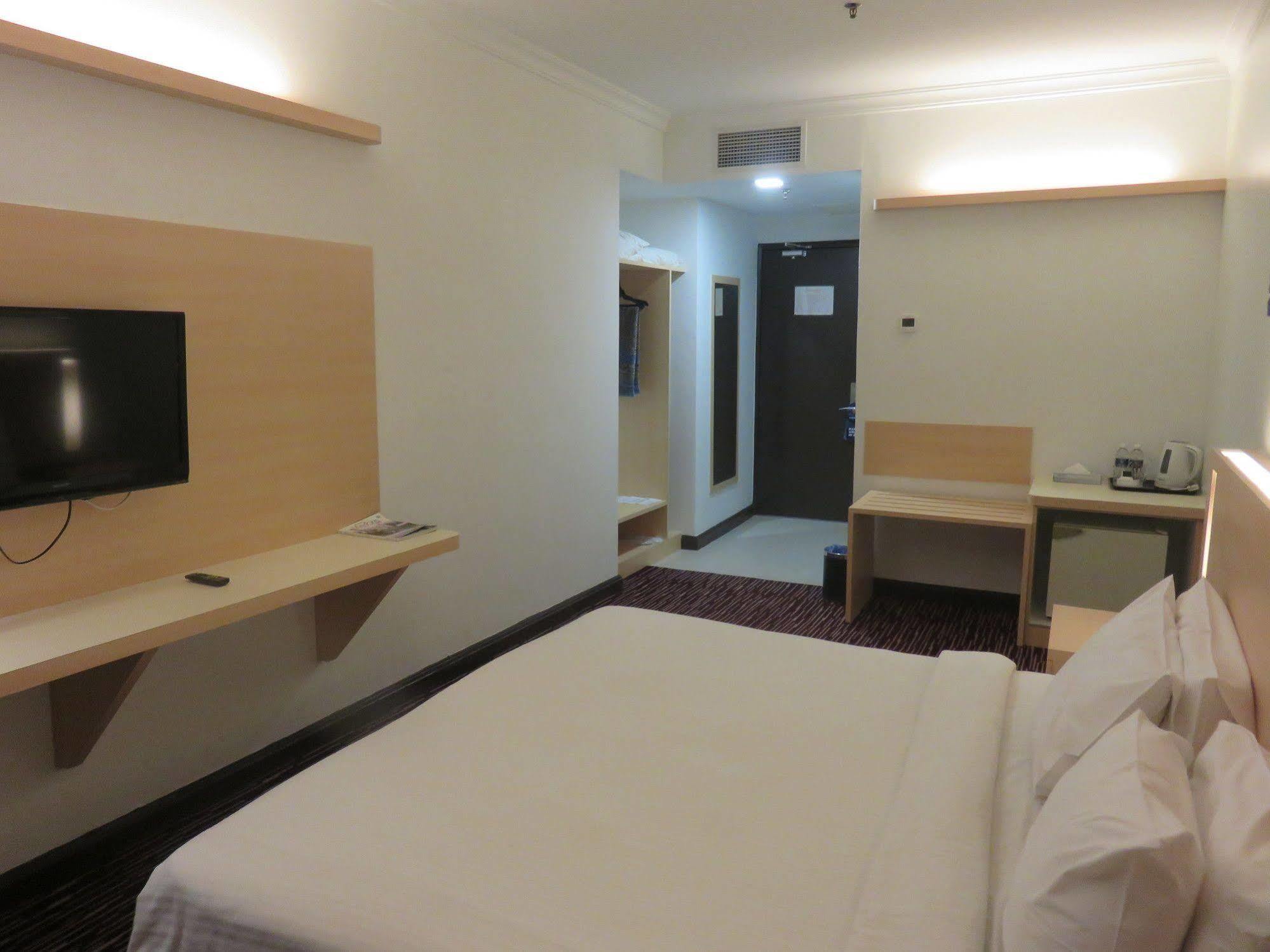Rhr Hotel Каджанг Экстерьер фото
