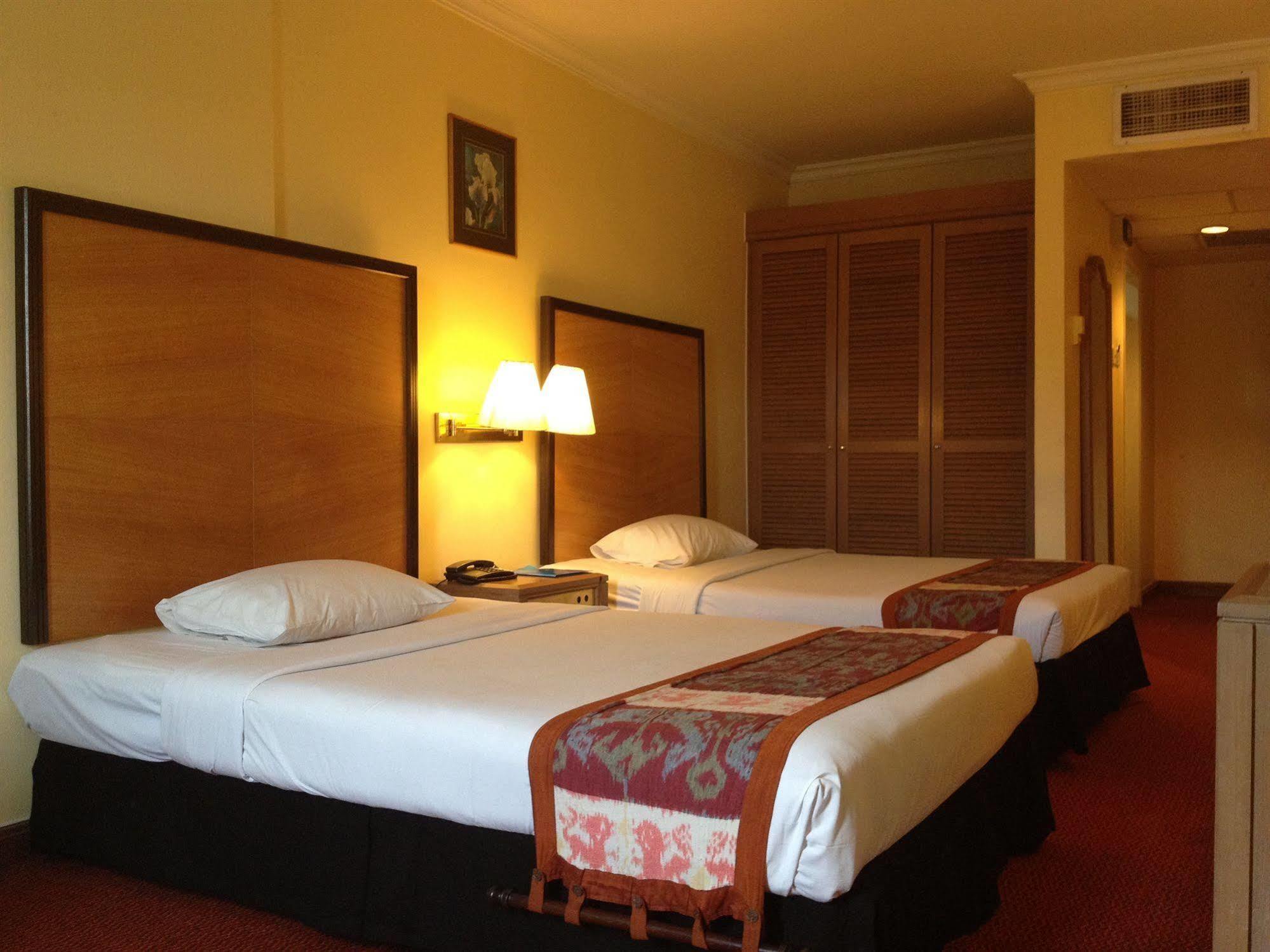 Rhr Hotel Каджанг Экстерьер фото